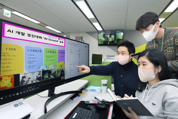 ▲LG유플러스는 AI 경진대회 ‘LG유플러스 AI 그라운드’에 860팀이 참가하며 성료했다고 밝혔다. 사진은 LG유플러스 직원들이 AI 그라운드의 출품작을 검토하고 있는 모습 / 사진=LG유플러스