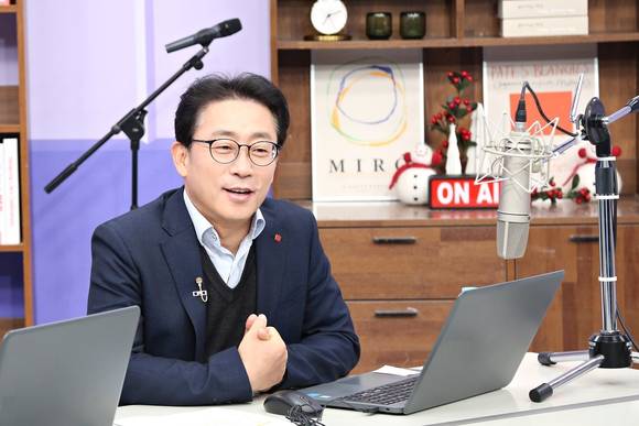 ▲김재겸 신임 대표가 지난 28일 유튜브 생방송으로 진행된 사내 온라인 송년행사에서 직원들과 소통하고 있다. / 사진=롯데홈쇼핑