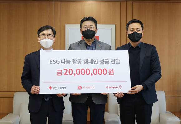 ▲ (왼쪽부터) 이상천 대한적십자사 사무총장, 문효식 롯데칠성음료 신유통부문장, 김태규 홈플러스 그로서리상품본부장이 지난 28일 진행된 성금 전달식에서기념촬영을 하고 있다. / 사진=롯데칠성음료