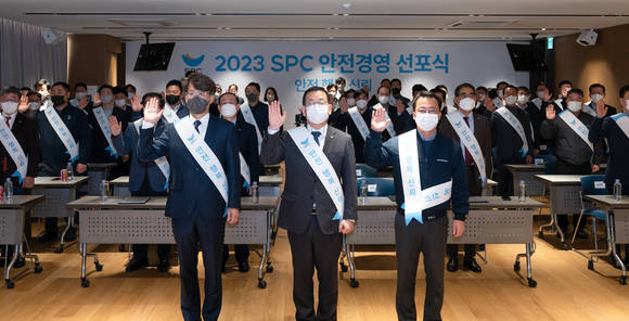 ▲4일 서울 양재동 SPC본사에서 열린 안전경영선포식에서 (왼쪽부터) 장인문 파리바게뜨 가맹점주협의회장, 이명욱 파리크라상 대표, 송영수 파리크라상 노조수석부위원장을 비롯한 참가자들이 SPC 안전경영헌장 선언을 하고 있다. / 사진=SPC