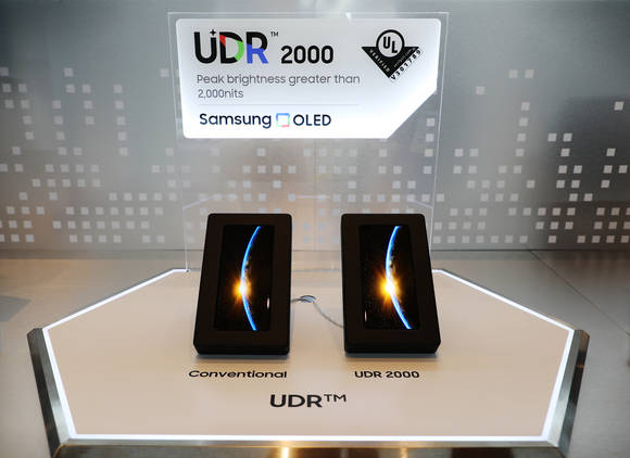 ▲CES 2023 삼성디스플레이 전시 부스에서 UDR 2000 마크를 획득한 초고휘도 OLED와 일반 OLED의 밝기를 비교 전시하고 있다. / 사진=삼성디스플레이