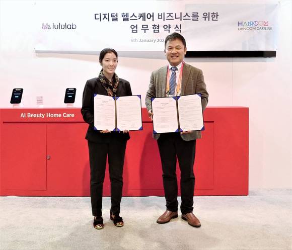 ▲모니카 박 룰루랩 본부장(왼쪽)과 천창기 한컴케어링크 대표가 미국 라스베이거스에서 열린 CES 2023 현장에서 업무협약을 체결한 뒤 기념촬영을 하고 있다. / 사진=한컴케어링크