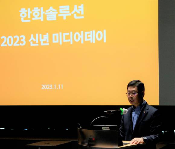 ▲이구영 한화솔루션 큐셀부문 대표가 11일 한화빌딩에서 진행된 신년 미디어데이에서 인사말을 하고 있다. / 사진=한화솔루션