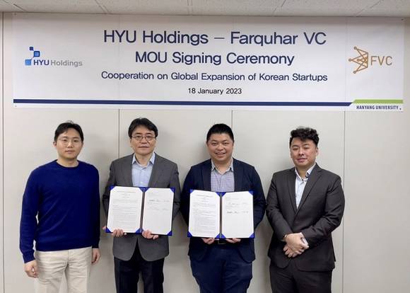 ▲(왼쪽부터) 김재형 한양대학교 기술지주회사 대리, 이병희 한양대학교 기술지주회사 대표, Alvin Ng FVC 파트너, Wei Ye Tan 싱가포르기업청 한국사무소장이 업무협약을 체결한 뒤 기념촬영을 하고 있다. / 사진=한양대 기술지주