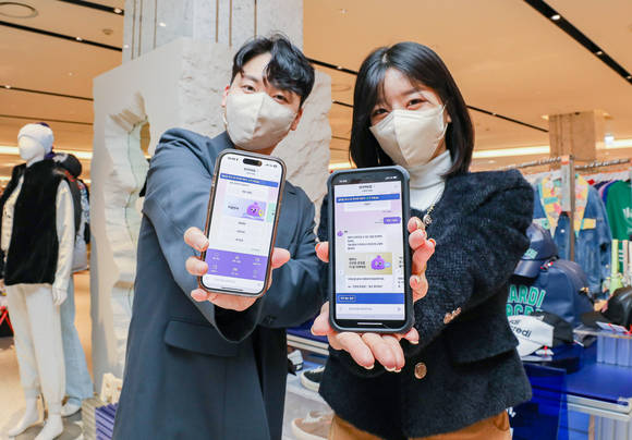 ▲현대백화점 직원이 AI 챗봇 상담 서비스 ‘젤뽀’를 소개하고 있다. / 사진=현대백화점