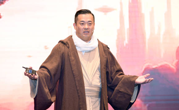 ▲이한주 베스핀글로벌 대표가 2일 서울 양재동 엘타워에서 열린 기자간담회에서 베스핀글로벌의 현황과 비전을 설명하고 있다. 이 날 이한주 대표는 영화 스타워즈의 ‘제다이’ 복장으로 무대에 올랐다. 사명인 ‘베스핀’도 스타워즈 속 행성 이름에서 따왔다. / 사진=베스핀글로벌