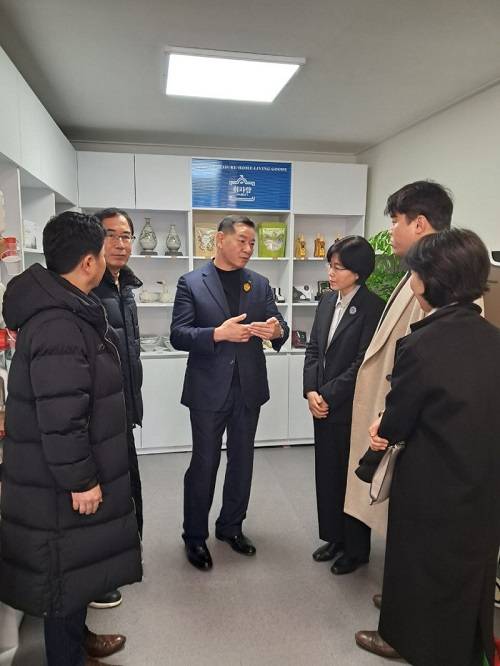 ▲모델숍 휘파람마켓 내부 진열대_가운데 최원철 공주시장, 오른쪽 황미애 소상공인시장진흥공단 황미애소상공인본부장 / 사진=에어뉴