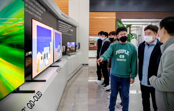 ▲삼성디스플레이 직원들이 아산1캠퍼스 로비에서 QD-OLED 전시회를 둘러보고 있다. / 사진=삼성디스플레이