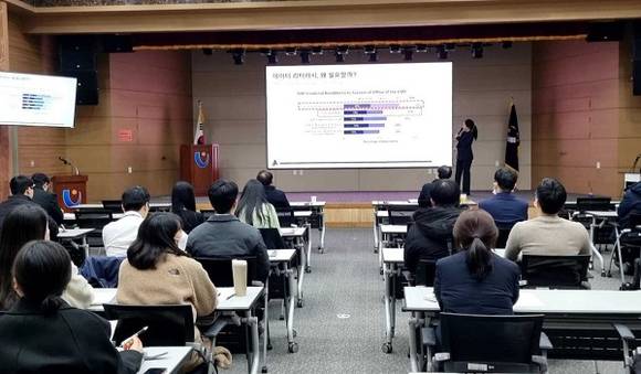 ▲ 에이블런 박진아 대표가 지난 2월 9일 울산항만공사에서 강연을 진행하고 있다. / 사진=에이블런