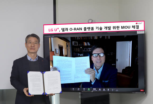 ▲LG유플러스가 델 테크놀로지스와 오픈랜(O-RAN) 플랫폼 분야 연구·개발을 위한 업무협약을 체결했다고 26일 밝혔다. 사진은 온라인 화상회의 방식으로 진행된 업무협약식에 참석한 권준혁 LG유플러스 네트워크부문장(왼쪽)과 데니스 호프만 델 수석 부사장 / 사진=LG유플러스