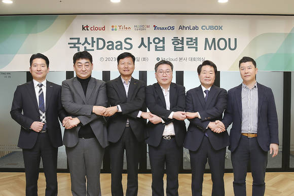 ▲(왼쪽부터) 최백준 틸론 대표, 진성식 한글과컴퓨터 본부장, 윤동식 kt클라우드 대표, 심훈 티맥스오에스 상무, 강석균 안랩 대표, 남운성 씨유박스 대표가 지난달 28일 ‘국산 DaaS 사업 협력 양해각서’를 체결한 뒤 기념촬영을 하고 있다. / 사진=kt클라우드