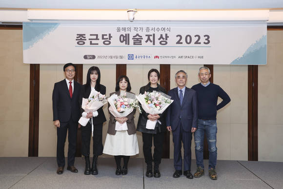 ▲(왼쪽부터) 이충관 한국메세나협회 사무처장, 한지형 작가, 박미라 작가, 국동완 작가, 김태영 종근당홀딩스 대표, 김노암 아트스페이스 휴 대표가 종근당 예술지상 2023 올해의 작가 증서 수여식에서 기념촬영을 하고 있다. / 사진=종근당홀딩스