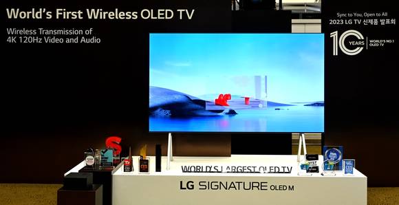 ▲LG전자가 8일 서초 R&D 캠퍼스에서 10년 혁신 기반으로 전원을 제외한 모든 선을 없앤 LG 시그니처 올레드 M을 선보였다. / 사진=LG전자