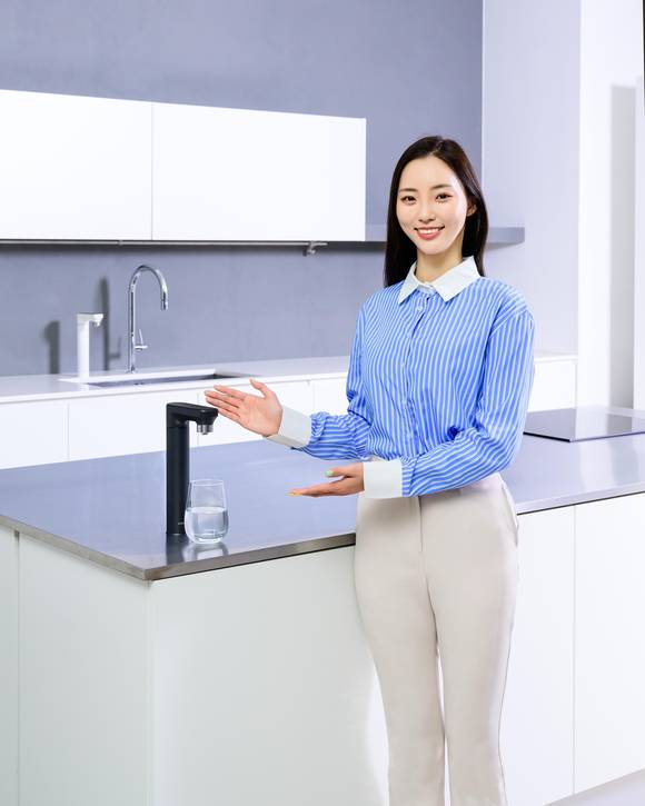 ▲삼성전자 모델이 삼성전자 수원 디지털시티에서 비스포크 정수기 신제품을 소개하고 있다. / 사진=삼성전자