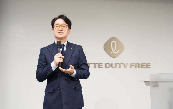 ▲김주남 롯데면세점 대표가 지난달 롯데면세점 창립기념일 행사에서 임직원에게 디지털 역량에 대한 중요성을 강조하고 있다. / 사진=롯데면세점