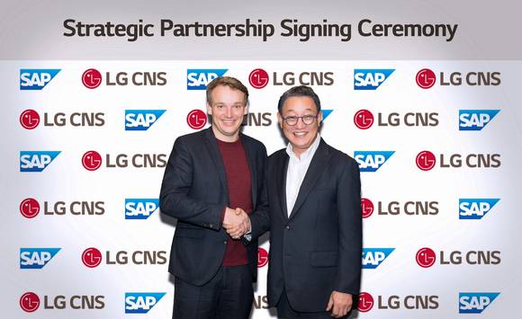 ▲현신균 LG CNS 대표(오른쪽)와 크리스찬 클라인 SAP CEO가 전략적 파트너십 양해각서를 체결한 뒤 기념촬영을 하고 있다. / 사진=LG CNS