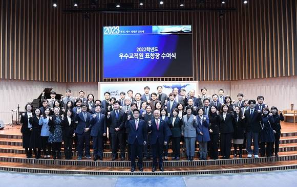 ▲장택현 백석대 대학혁신위원장(맨 앞줄 오른쪽)과 송기신 백석문화대 총장(왼쪽)이 백석대학교와 백석문화대학교 우수교직원, 대학 관계자들과 함께 기념촬영을 하고 있다.