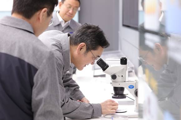 ▲이재용 삼성전자 회장이 24일 중국 텐진에 위치한 삼성전기 사업장을 방문해 MLCC 생산 공장을 점검하고 있다. / 사진=삼성전자