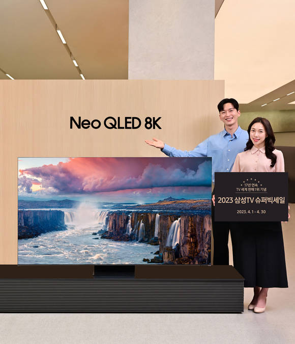 ▲삼성전자 모델이 서울 대치동에 위치한 삼성스토어 대치점에서 ‘2023 삼성 TV 슈퍼빅세일’을 소개하고 있다. / 사진=삼성전자