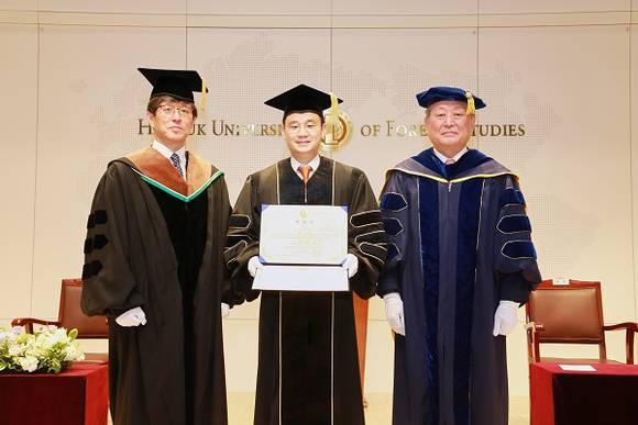 ▲4월 6일 한국외국어대학교에서 명예 경영학 박사 학위를 받고 있는 배동현 BDH재단 이사장 / 사진=BDH재단