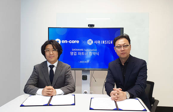 ▲김범 엔코아 전략사업본부 전무(오른쪽)와 임형준 시야인사이트 대표가 ‘데이터웨어’ 서브스크립션 영업 파트너 협약을 체결한 뒤 기념촬영을 하고 있다. / 사진=엔코아