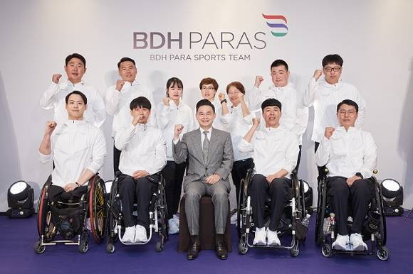 ▲배동현 이사장(앞줄 가운데)과 BDH 파라스 선수단이 기념 촬영을 하고 있다. / 사진=BDH재단