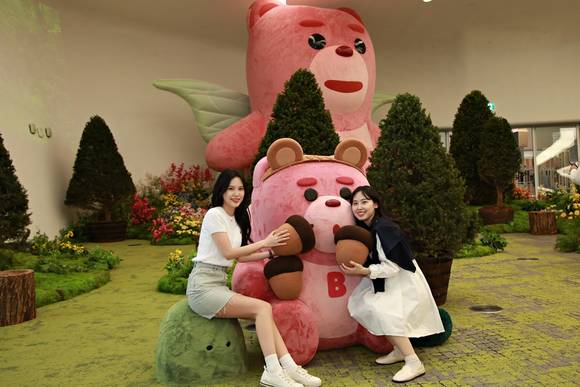 ▲▲시민들이 포토존에서 대형 '벨리곰'과 함께 기념사진을 찍고 있다. / 사진=롯데홈쇼핑