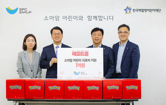 ▲서선원 한국백혈병어린이재단 사무총장(왼쪽 두 번째), 박해만 SPC삼립 베이커리 부문 대표(세 번째)와 관계자들이 3일 서울 성북구 한국백혈병어린이재단에서 진행한 ‘해피드림 캠페인’ 후원금 전달식에서 기념촬영을 하고 있다. / 사진=SPC삼립