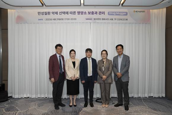▲(왼쪽부터) 최세환 서울성모신경외과 원장, 김진욱 히포크라타의원 원장, 황덕원 참든든내과 원장, 조문숙 제민통합내과정형외과 원장, 이홍찬 위비앙병원 원장이 기념촬영을 하고 있다. / 사진=GC녹십자웰빙