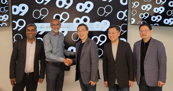 ▲(왼쪽부터) 오나인솔루션즈 차크리 가테무칼라 CEO, 산지브 시두 회장, 삼성SDS 황성우 대표, 송해구 솔루션사업부장, 안정태 경영지원실장이 전략적 협력관계를 체결한 뒤 기념촬영을 하고 있다. / 사진=삼성SDS
