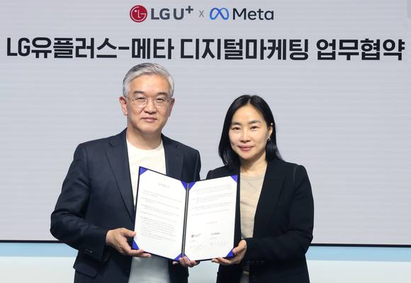 ▲정수헌 LG유플러스 커스토머부문장(왼쪽)과 김진아 메타코리아 대표가 지난 10일 서울 강남구 메타코리아 사옥에서 업무협약을 체결한 뒤 기념촬영을 하고 있다. / 사진=LG유플러스