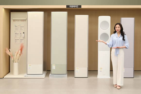▲삼성전자 모델이 서울 대치동에 위치한 삼성스토어 대치점에서 무풍에어컨을 소개하고 있다. / 사진=삼성전자