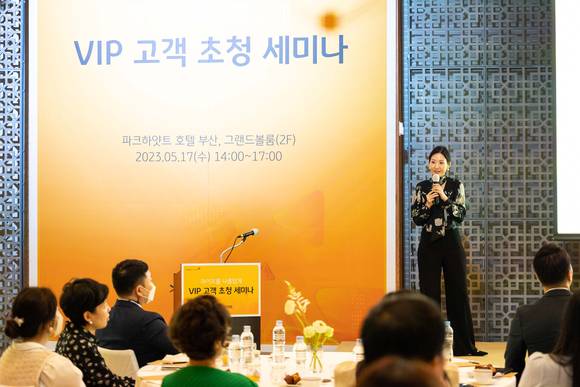 ▲17일 파크하얏트 부산 호텔에서 진행된 KB라이프생명 ‘VIP 고객 초청 세미나’에서 손이천 케이옥션 미술품 수석 경매사가 ‘경매와 미술시장, 그리고 아트 컬렉션’을 주제로 강연하고 있다. / 사진=KB라이프생명