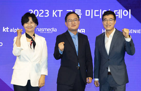 ▲KT는 KT스튜디오지니, ENA와 18일 서울 동대문구 노보텔에서 KT그룹 미디어데이를 개최하고, KT스튜디오지니의 작품 라인업부터 ‘ENA’로 리브랜딩한 skyTV의 콘텐츠를 중심으로 그룹 미디어, 콘텐츠 사업 성장전략을 발표했다. (왼쪽부터) 김철연 KT스튜디오지니 대표, 강국현 KT 커스토머부문장, 윤용필 ENA 대표가 기념촬영을 하고 있다. / 사진=KT