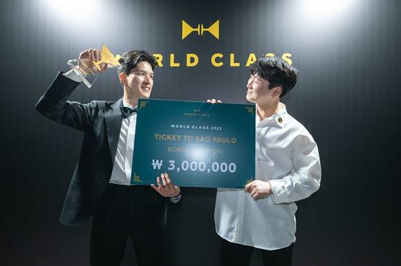 ▲김민홍 바텐더와 파인앤코 소속 유민국 바텐더(월드클래스 코리아 2022 우승자)가 기념 촬영을 하고 있다. / 사진=디아지오코리아