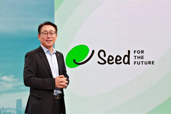 ▲김재겸 롯데홈쇼핑 대표가 23일 서울 영등포구 양평동 본사에서 진행된 창립 22주년 기념행사에서 핵심가치 씨드를 발표하고 있다. / 사진=롯데홈쇼핑