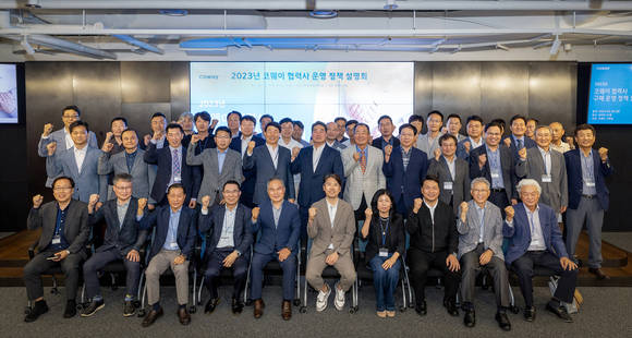 ▲김기배 코웨이 구매실장(오른쪽 다섯 번째)과 코웨이 협력사 관계자들이 기념사진을 촬영하고 있다. / 사진=코웨이