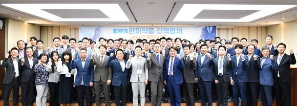 ▲한미약품 박재현 대표(가운데)와 협력사 관계자 50여명이 지난달 24일 서울 송파구 한미약품 본사에서 열린 제2회 협력업체 멘토십 프로그램을 마친 후 기념촬영을 하고 있다. / 사진=한미약품