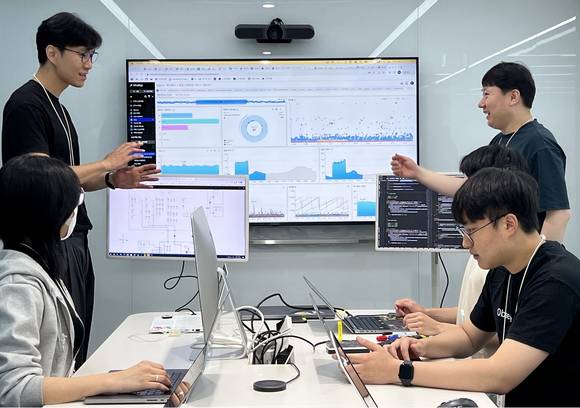 ▲LG유플러스 IPTV MSA전환TF 팀원들이 MSA 기술을 적용하고 IPTV 플랫폼을 테스트하고 있는 모습이다. / 사진=LG유플러스