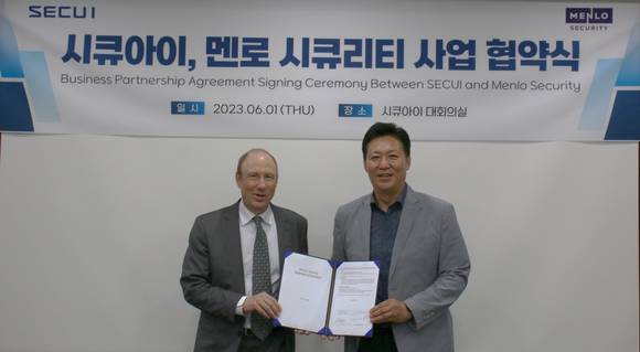 ▲정삼용 시큐아이 대표(오른쪽)와 아미르 벤 에프라임 멘로 시큐리티대표가 사업협약 체결 후 기념촬영을 하고 있다. / 사진=시큐아이