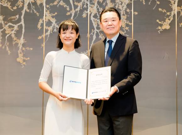 ▲김인규 하이트진로 대표(오른쪽)가 베트남 대학생에게 장학금을 전달하고 있다. / 사진=하이트진로