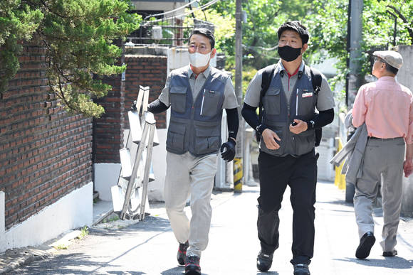 ▲지난 16일 여름 서비스 성수기를 앞두고 서비스 현장 점검에 나선 조주완 LG전자 사장(왼쪽)이 고객 출장 서비스를 위해 고객의 집으로 향하고 있다. / 사진=LG전자