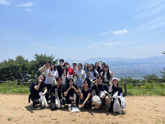▲동대문엽기떡볶이 본사 핫시즈너 직원과 브랜드 공식 서포터즈인 엽포터즈와 엽떡크루가 용마산-아차산 플로깅 활동 기념촬영을 하고 있다. / 사진=핫시즈너