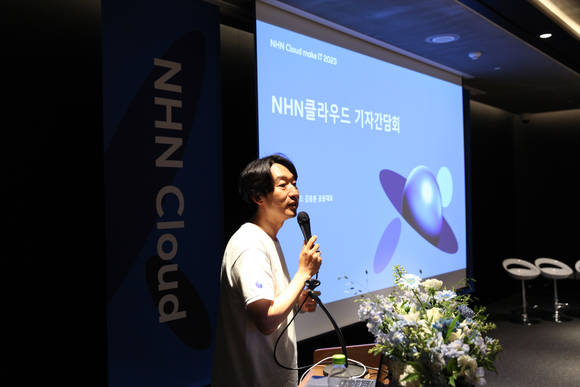 ▲김동훈 엔에이치엔 대표가 기자간담회에서 발표하고 있다. / 사진=엔에이치엔