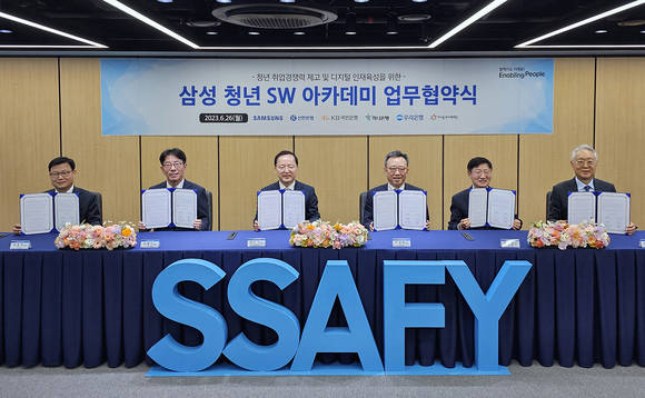 ▲(왼쪽부터) 이원덕 우리은행 행장, 이재근 KB국민은행 행장, 박학규 삼성전자 사장, 정상혁 신한은행 행장, 이승열 하나은행 행장, 이훈규 아이들과미래재단 이사장이 26일 서울 강남구 SSAFY 서울캠퍼스에서 개최된 업무협약식에서 기념사진을 촬영하고 있다. / 사진=삼성전자