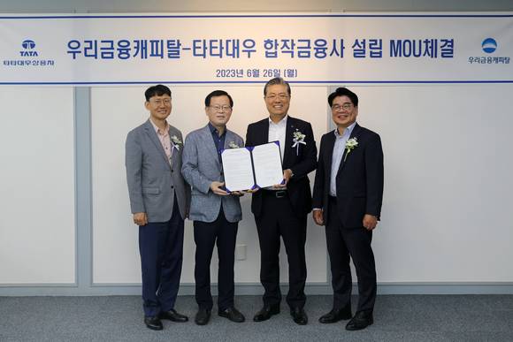▲(왼쪽부터) 정연기 우리금융캐피탈 대표이사 내정자, 조병규 우리금융캐피탈 현 대표이사, 김방신 타타대우상용차 사장, 김정우 타타대우상용차판매 대표이사가 JV설립을 위한 MOU를 체결 기념촬영을 하고 있다. / 사진=우리금융그룹