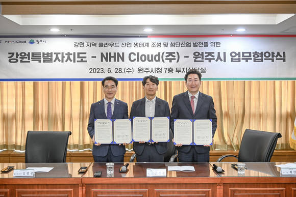 ▲(왼쪽부터)김명선 강원도 행정부지사, 김동훈 NHN클라우드 공동대표, 원강수 원주시장이 IT산업 발전을 위한 MOU 체결 기념촬영을 하고 있다. / 사진=엔에이치엔