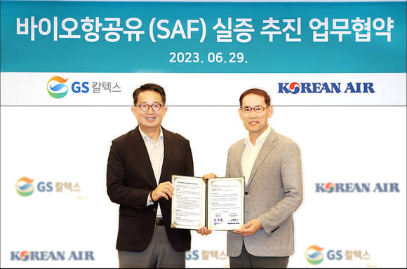 ▲김창수 GS칼텍스 부사장(왼쪽)과 조성배 대한항공 자재 및 시설부문 총괄 전무가 29일 GS타워에서 열린 바이오항공유 실증 추진 업무협약(MOU)에 참석해 기념사진을 촬영하고 있다. / 사진=GS칼텍스
