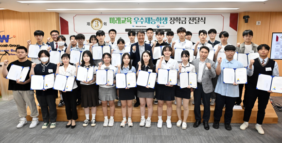 ▲6월 30일 열린 장학금 전달식에서 석창규 웹케시그룹 회장(둘째줄 왼쪽 여섯번째)과 장학생, 그리고 관계자들이 기념촬영을 하고 있다. / 사진=웹케시그룹