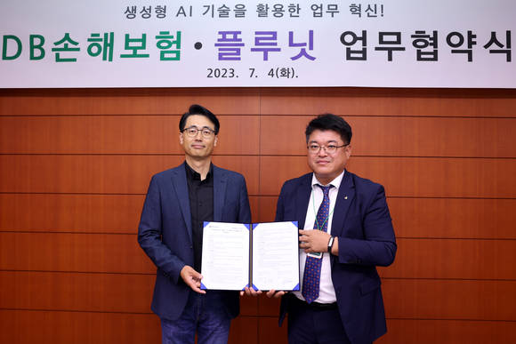 ▲지난 4일 서울시 강남구 DB금융센터에서 심진섭 DB손해보험 본부장(오른쪽)과 이경일 플루닛 대표가 생성형 AI 기술 도입을 위한 업무협약을 맺고 기념촬영을 하고 있다. / 사진=DB손해보험